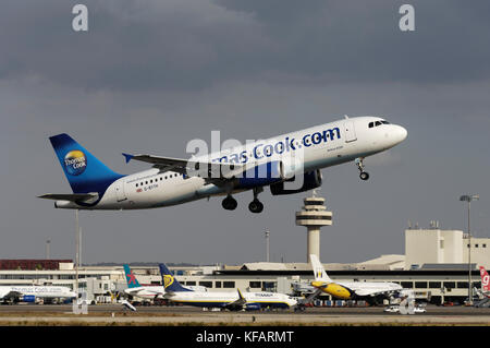 Thomas Cook Airlines Airbus A320-200 unter ThomasCook.com-off mit Ryanair Boeing 737-800 Rollen, Monarch Airlines A300-600 und First Choice Airways Stockfoto