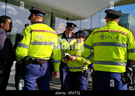 Niederländische Polizisten sorgen Sicherheit diisposal anlässlich der g7, in Amsterdam, Niederlande Stockfoto