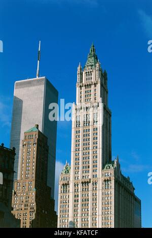 Vereinigte Staaten von Amerika, 20. Jahrhundert, Ende der 90er Jahre in New York, Manhattan. das Woolworth Building (1913), und die Zwillingstürme des World Trade Center, dann in einem terroristischen Anschlag am 11. September 2001 zerstört Stockfoto