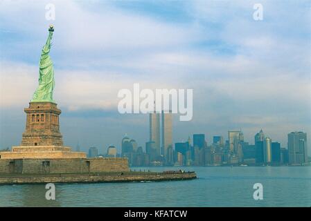 Vereinigte Staaten von Amerika, 20. Jahrhundert, Ende der 90er Jahre, New York, Liberty Island. Freiheitsstatue. Im Hintergrund, Lower Manhattan mit den Twin Towers des World Trade Center, dann in einem terroristischen Anschlag am 11. September 2001 zerstört Stockfoto