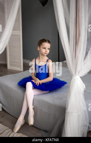 Kleine Mädchen träumt davon, eine Ballerina. Kind, Mädchen in einem blauen Ballett Kostüm tanzen in einem Zimmer. Stockfoto