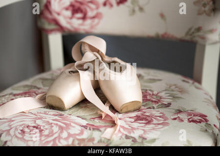 Kleine Mädchen träumt davon, eine Ballerina. Kind, Mädchen in einem blauen Ballett Kostüm tanzen in einem Zimmer. Stockfoto