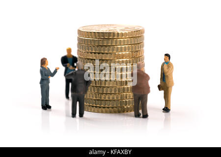 Die Unternehmer sprechen über Geld Konzept. auf weißem isoliert Stockfoto