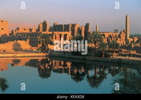 Ägypten, karnak. Großen Tempel des Ammon. der westlichen Seite von den heiligen See gesehen Stockfoto