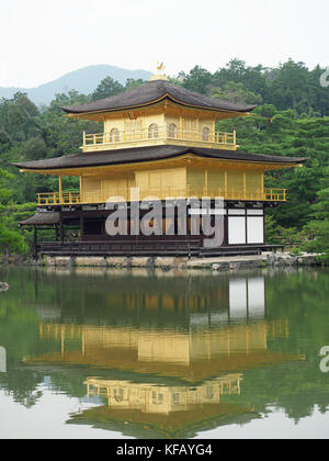 Ansicht der Kinkaku-ji Temple aka Goldenen Pavillon spiegelt sich im Wasser der umliegenden Teich in Kyoto, Japan Stockfoto