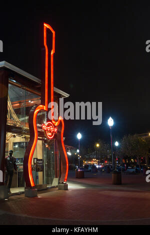 San Francisco, USA - 13. September 2017: Blick auf eine Gitarre neon-Symbol mit dem Hard Rock Café Logo in der Nacht am Pier 39 in San Francisco. Stockfoto