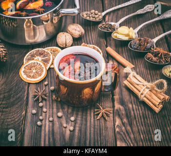 Glühwein in einem braunen Schale und Zutaten für ein Getränk, vintage Toning Stockfoto