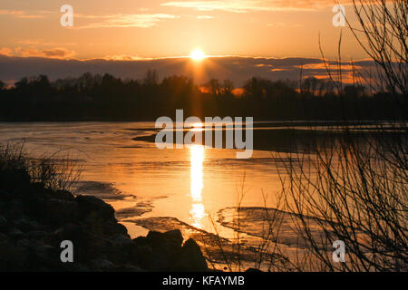 Lough Neagh im Winter mit gefrorenen Margen. Stockfoto