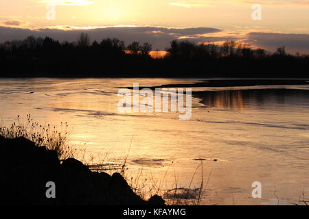 Lough Neagh im Winter mit gefrorenen Margen. Stockfoto