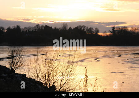 Lough Neagh im Winter mit gefrorenen Margen. Stockfoto