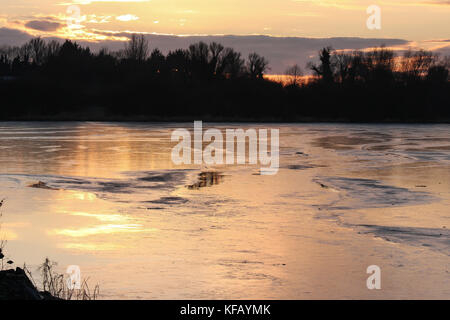 Lough Neagh im Winter mit gefrorenen Margen. Stockfoto