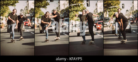 Zwei Freunde Skateboarder Reiten Skate-Sequenz. Free Ride Skateboarding. Skatestart für den Verkehr Stockfoto