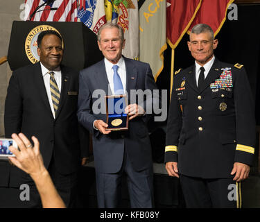Der ehemalige US-Präsident George W. Bush (Mitte) erhält den Sylvanus Thayer Award während einer Zeremonie an der US-Militärakademie in West Point am 19. Oktober 2017 in West Point, New York. (Foto von Michelle Eberhart über Planetpix) Stockfoto