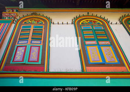 Bunt bemalte Windows auf Gebäude in Little India, Singapur Stockfoto