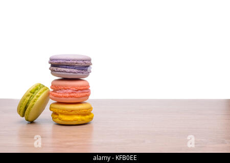 Bunte macarons auf Tisch Stockfoto