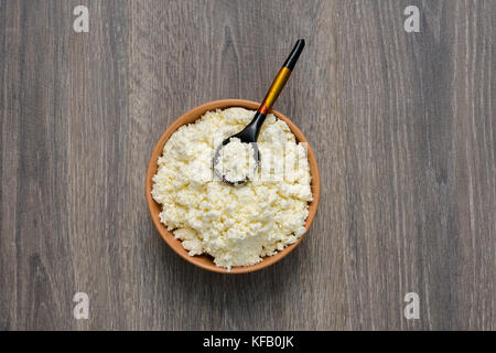 Hüttenkäse auf der Platte Stockfoto