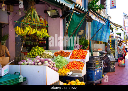 Straße Stände auf dem Fußweg verkaufen Obst und Blumen in Little India, Singapur Stockfoto