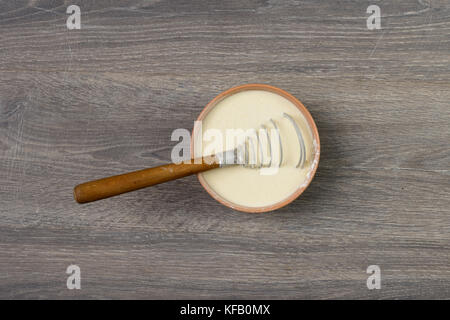 Schneebesen im Teig Stockfoto