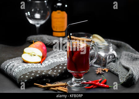 Glühwein auf einem dunklen Hintergrund Stockfoto