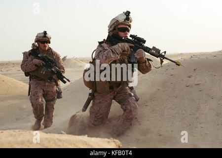 Matthew Lecompte und Lance CPL. Dulton James mit dem 2. Bataillon, 7. Marine-Regiment, laufen während des Trainings im Mittleren Osten auf simulierte Opfer zu, am 10. Oktober 2017. Sie sind Mitglieder einer schnellen Eingreiftruppe, die in der Lage ist, kurzfristig auf sich entwickelnde Situationen zu reagieren. Marines mit 2/7 wurden beauftragt, einen QRF durchzuführen, um simulierte Verletzte schnell zu erholen und in Sicherheit zu bringen. Dies war die erste Übung, die 2/7 durchgeführt wurde, nachdem das 1st Battalion, 7th Marine Regiment im US Central Command Area of Operations ersetzt wurde. (Foto von CPL. Jocelyn Ontiveros via PL Stockfoto