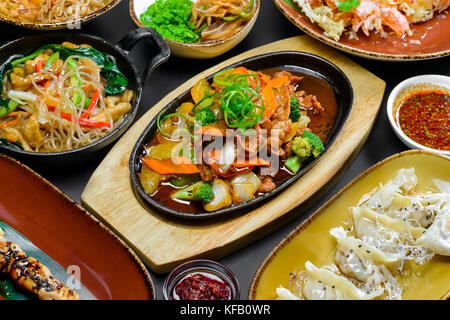 Koreanische Fleisch auf einem hölzernen Schneidebrett Stockfoto