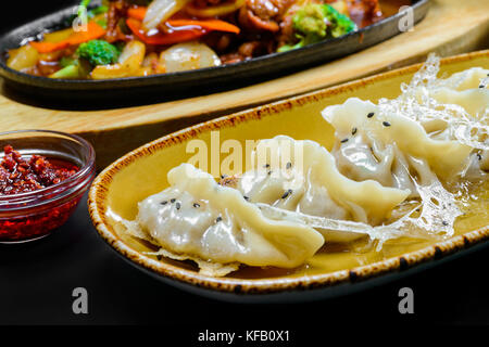 Koreanische Knödel mit Soße Stockfoto