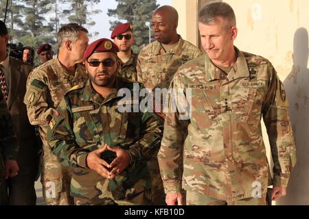 NATO Resolute Support Commander John Nicholson (rechts) trifft sich mit afghanischen Militärführern der Nationalen Armee School of Excellence im Camp Commando 21. Oktober 2017 in Kabul, Afghanistan. (Foto von Jacob Krone via Planetpix) Stockfoto