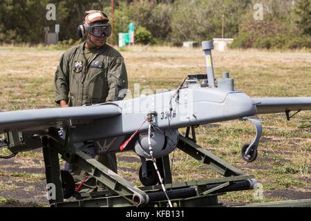 Ein unbemanntes Luftfahrzeug des U.S. Marine Corps AAI RQ-7B Shadow wird am 18. Oktober 2017 in der Kaneohe Bay Landing Zone Westfield in der Kaneohe Bay, Hawaii, in die Luft geworfen. (Foto von Isabelo Tabanguil via Planetpix) Stockfoto