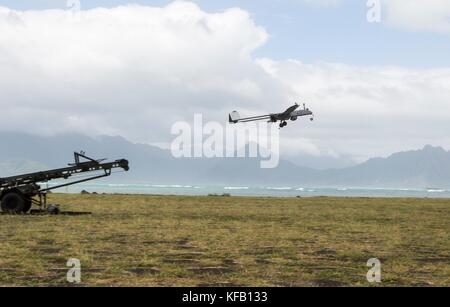 Ein U.S. Marine Corps aai rq-7b shadow Unmanned Aerial Vehicle ist in die Luft, während eine Schulungsveranstaltung im Marine Corps Air Station Kaneohe Bay Landing Zone westfield Oktober 13, 2017 in Kaneohe Bay, Hawaii gestartet. (Foto durch isabelo tabanguil über planetpix) Stockfoto