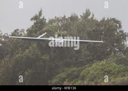 Ein U.S. Marine Corps aai rq-7b shadow Unmanned Aerial Vehicle bereitet während einer Schulungsveranstaltung im Marine Corps Air Station Kaneohe Bay Landing Zone westfield Oktober 18, 2017 in Kaneohe Bay, Hawaii. (Foto durch isabelo tabanguil über planetpix) Stockfoto