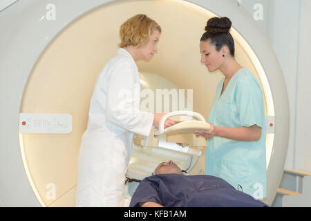 Patienten, die sich einer MRT-Untersuchung im Krankenhaus Stockfoto