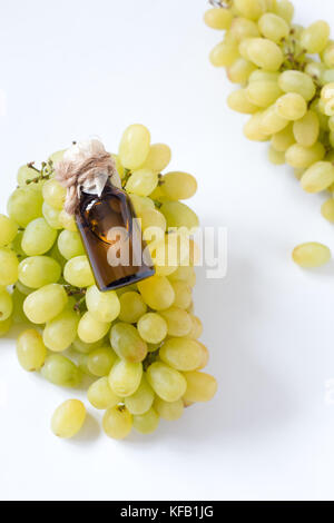 Traubenkernöl auf weißem Hintergrund organische Öl Konzept. Stockfoto