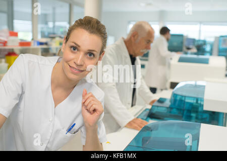 Gerne Ärztin mit Laborkittel Stockfoto