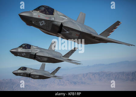 Drei US Marine Corps B F-35 Lightning II Stealth Fighter Flugzeuge fliegen in Formation über das Marine Corps Air Ground Combat Center Twentynine Palms am 4. Oktober 2017 in Twentynine Palms, Kalifornien. (Foto von Becky Calhoun über Planetpix) Stockfoto