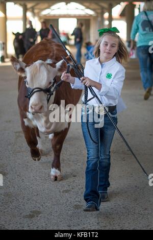 Ein junges Mädchen präsentiert ihre Kuh während eines 4-H Viehwettbewerbs während der Georgia State Fair am 6. Oktober 2017 auf dem Georgia National Fairgrounds und Agricenter in Perry, Georgia. (Foto von Preston Keres über Planetpix) Stockfoto