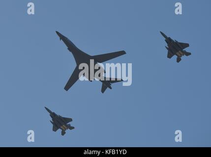 Ein strategisches Bomberflugzeug der US-Air Force B-1B Lancer und zwei Kampfflugzeuge der südkoreanischen Air Force F-15K Slam Eagle fliegen während der Seoul Aerospace and Defense Exhibition am 21. Oktober 2017 in Seoul, Republik Korea. (Foto von Alex Echols über Planetpix) Stockfoto