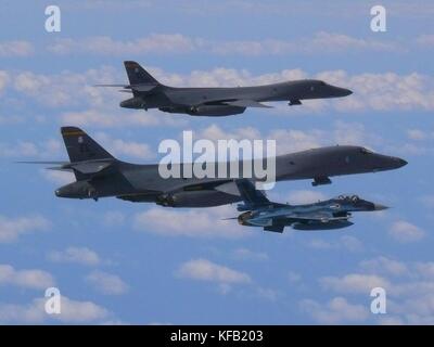 Während der Seoul Aerospace and Defense Exhibition am 21. Oktober 2017 fliegen zwei strategische Bomberflugzeuge der US Air Force B-1B Lancer und ein japanisches Luftwaffenflugzeug Koku Jieitai F-2 in Formation. (Foto von Jackie Sanders über Planetpix) Stockfoto