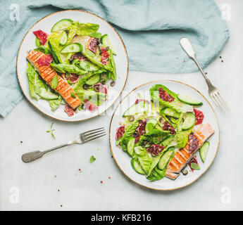 Gesunde Energie Förderung Frühjahr Salat mit gegrilltem Lachs, Blutorange, Oliven und Quinoa, Ansicht von oben, Marmor Hintergrund. sauber essen, Diäten, Detox, Stockfoto