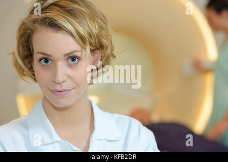 Mrt-Maschine und Bildschirme mit Arzt und Krankenschwester Stockfoto