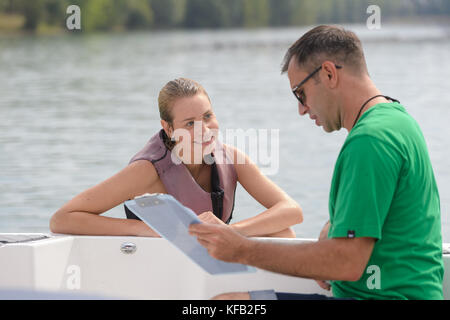 Personal Trainer und junge Frau über Wasser Training Stockfoto