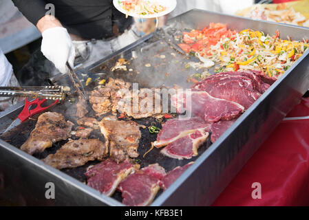 Gegrilltes Fleisch an Street Food Markt Stockfoto