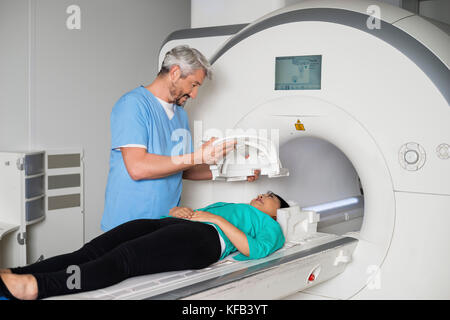 Arzt Vorbereitung der Patienten für die CT-Scan Stockfoto