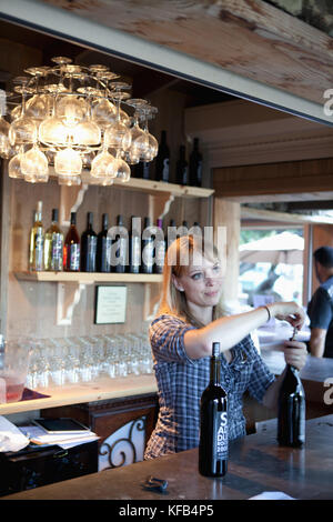 USA, California, Malibu, ein Barkeeper serviert Wein in den Malibu Hills im Saddleback Ranch Stockfoto