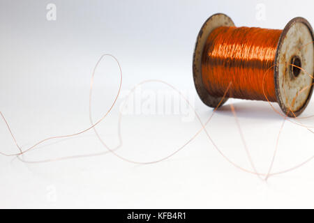 Rolle des Lotes (Kabel) auf dem weißen Hintergrund Stockfoto