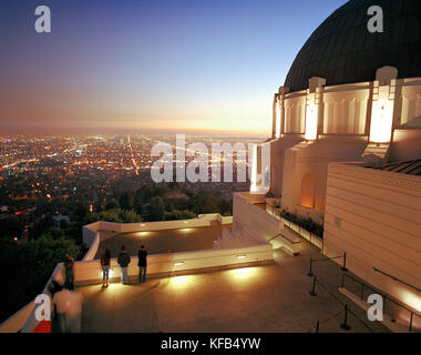 USA, Kalifornien, Los Angeles, Touristen nehmen in der Ansicht von Los Angeles in der Nacht vom Griffith Park Observatorium Stockfoto