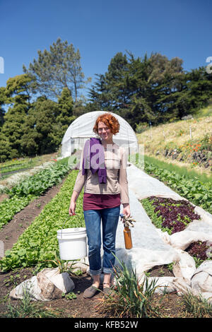 Usa, Kalifornien, Big Sur, Esalen, ein Gast am Esalen Institut freiwillige und arbeitet im Garten auf dem Bauernhof Stockfoto