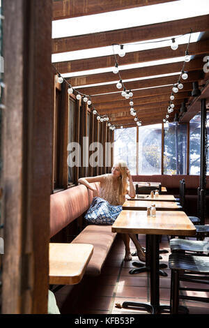 Usa, Kalifornien, Big Sur, Esalen, eine Frau sitzt im Solarium in der Lodge, die esalen Institut Stockfoto