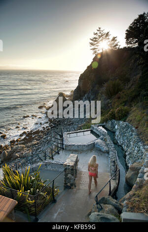 Usa, Kalifornien, Big Sur, Esalen, Frau geht nach unten in die Bäder zu tränken, die esalen Institut Stockfoto