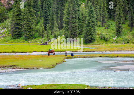 Karakol, Kirgisistan - Juli 30: Mann und ein Kind Angeln am Fluss in karakol Nationalpark. Juli 2016 Stockfoto