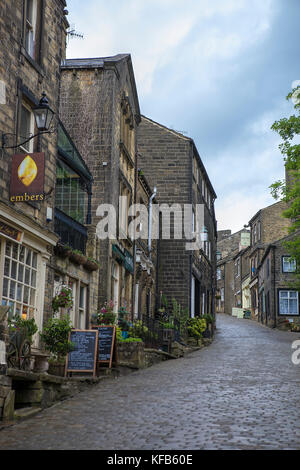 Ein nasser und leere Main Street, Haworth, West Yorkshire, England: Heimat der Brontë Schwestern Stockfoto